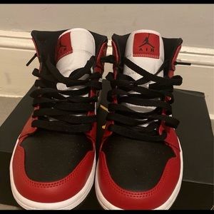 AIR JORDAN 1 MID 'CHICAGO BLACK TOE'